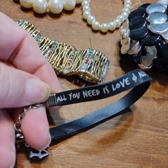 Job Lot of 18 Bracelets, Various Styles & Colours, Stretch, Bangle - Picture 6 of 15